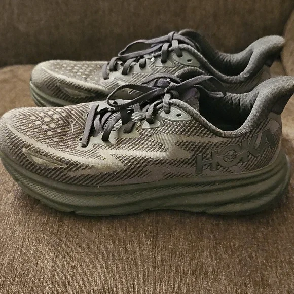 Hoka One One Clifton 9 Black and Gray Athletic Shoes 🖤🩶 - Picture 5 of 9